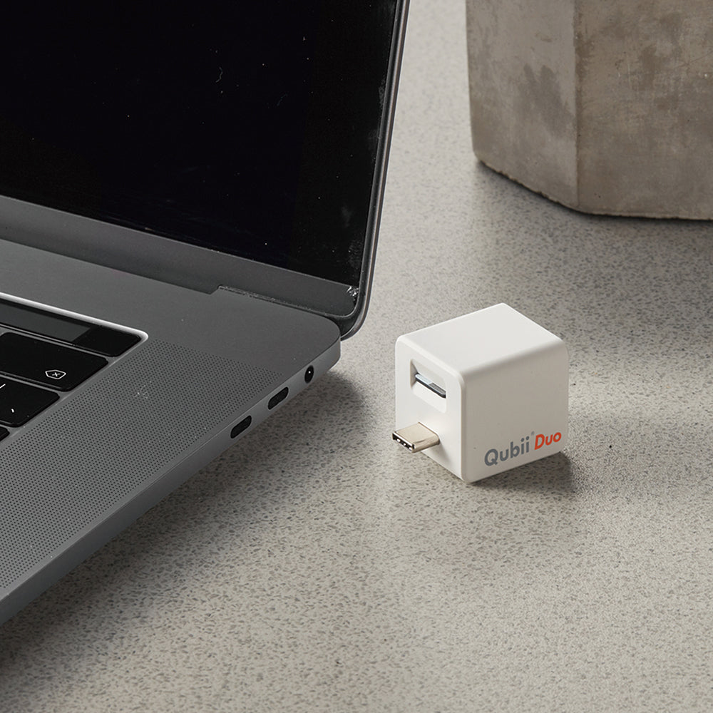 Qubii Duo: Auto-Backup Cube for iOS & Android Devices While Charging